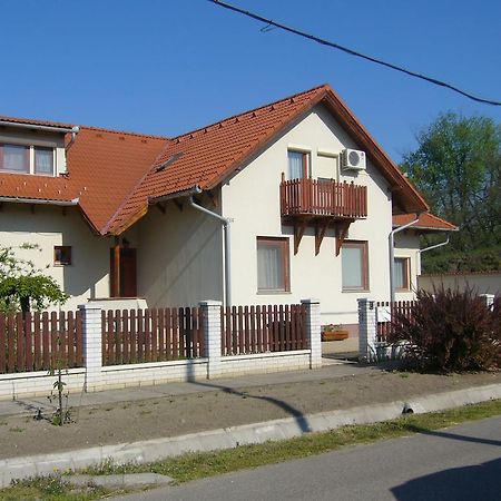 Csipkehaz Apartman Cserkeszőlő Zewnętrze zdjęcie