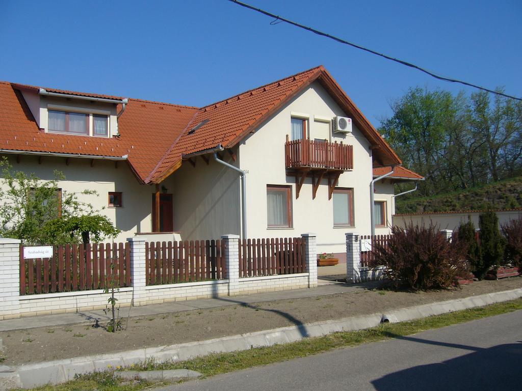 Csipkehaz Apartman Cserkeszőlő Zewnętrze zdjęcie